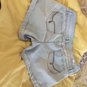 Wanna Betta Butt? Light wash denim shorts